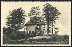 17753 Gezicht op het chalet annex theeschenkerij St. Helenaheuvel te Doorn.